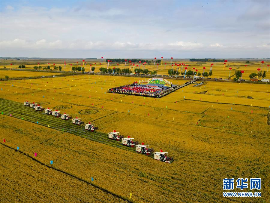 (新华全媒头条·图文互动)(16)奋斗结硕果,再写新篇章——写在共和国71周年华诞之际 (新华全媒头条·图文互动)(16)奋斗结硕果,再写新篇章——写在共和国71周年华诞之际
